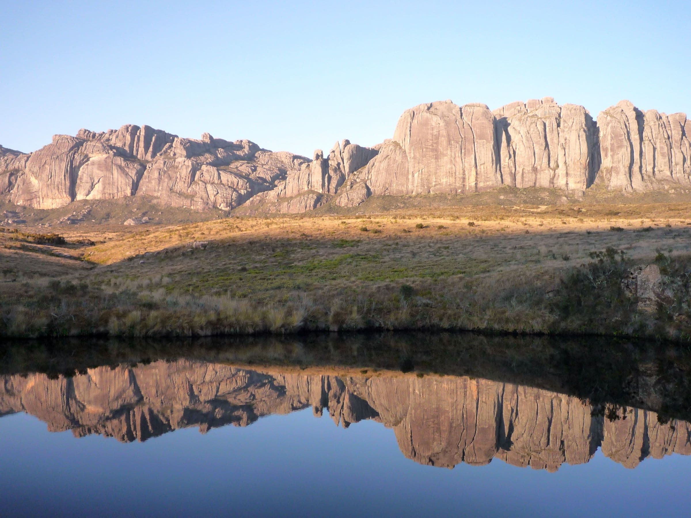 Falaises de granite du massif de l’Andringitra reflétées dans un lac