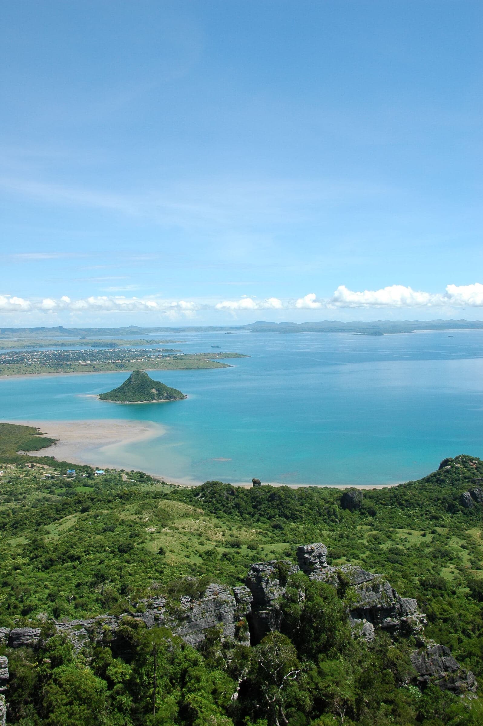 Baie d’Antsiranana et îlot de Nosy Lonjo vus depuis les hauteurs boisées
