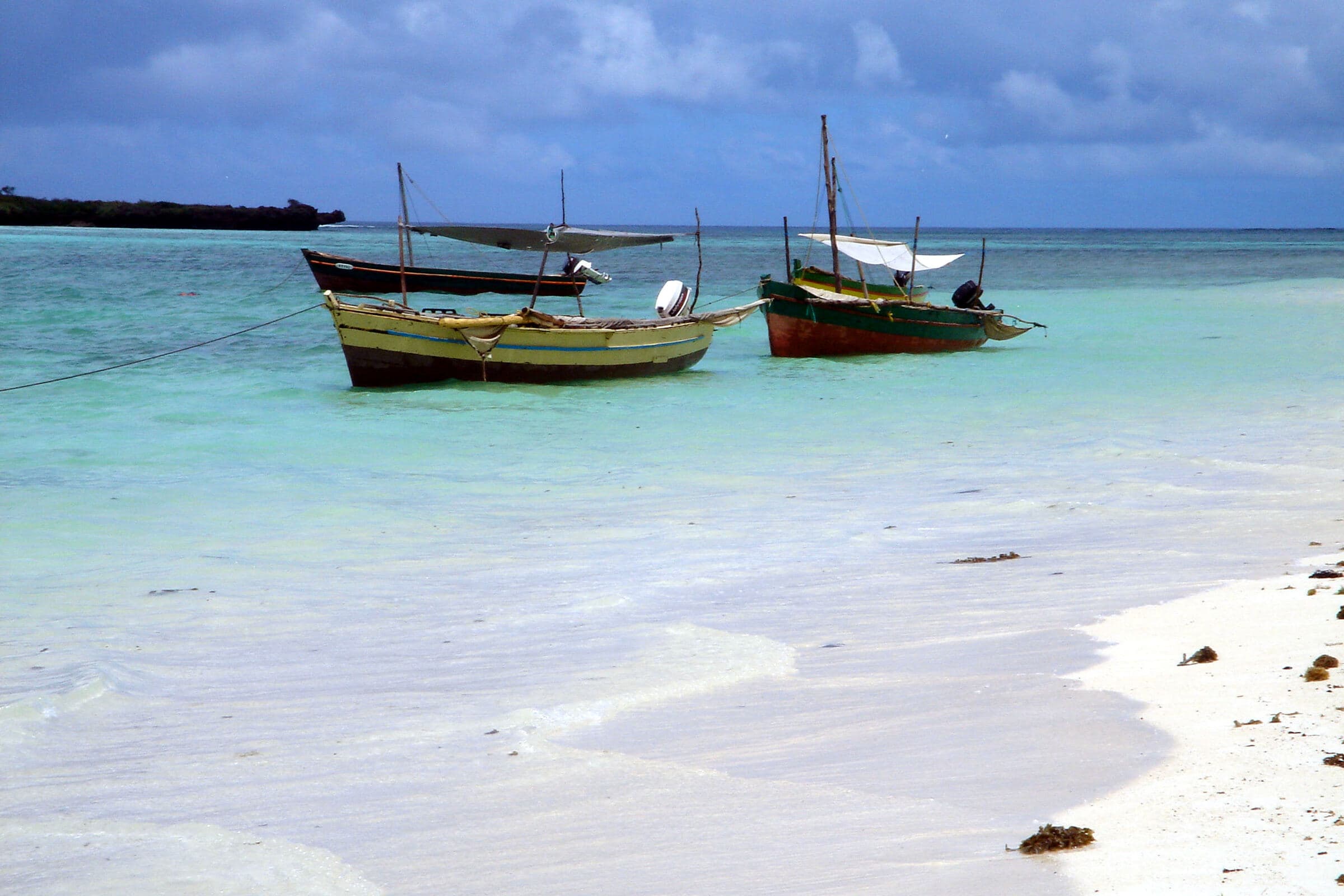 Pirogues à voile au mouillage sur le lagon turquoise de la Mer d’Émeraude