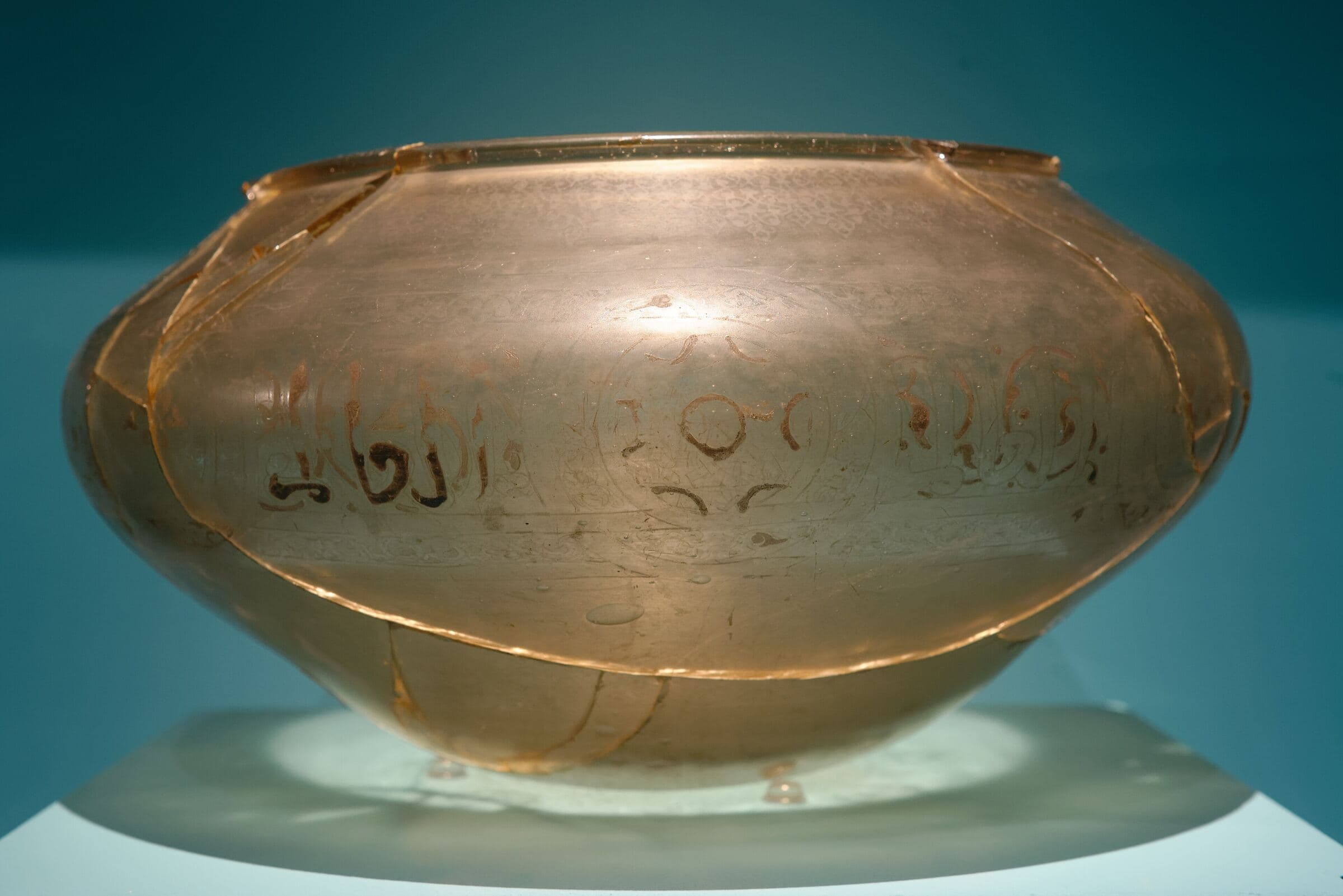 Vase ancien portant une inscription, exposé en vitrine