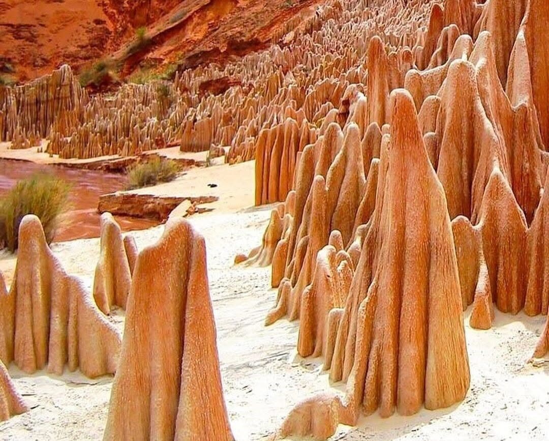Pinacles d’érosion des Tsingy Rouges